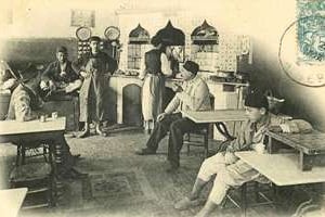 Carte postale de l’ère coloniale représentant un « café maure algérien ». © DR