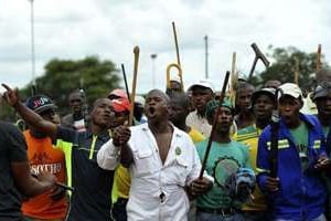 Manifestation de grévistes des mines de platine à Marikana, en Afrique du Sud, le 30 janvier 2014. © AFP