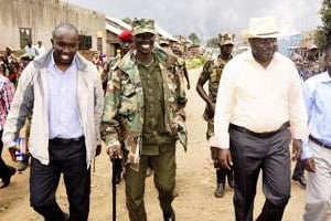 Les deux leaders du mouvement : Sultani Makenga (treillis) et Bertrand Bisimwa (chapeau). © Kenny Katombe/Reuters