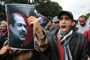 Des portraits de Chokri Belaïd lors d’une manifestation, le 23 février 2013 à Tunis. © AFP