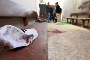Une casquette ensanglantée après le jet d’un engin explosif dans une école à Benghazi. © AFP