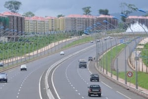 Une autoroute à Malabo. La Guinée équatoriale a entrepris la construction de nombreuses infrastructures à travers le pays. © Renaud Van der Meeren
