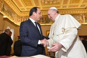 François Hollande (à g.) et le pape François. © AFP