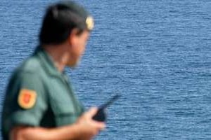 Un policier espagnol surveille la mer à Ceuta. © AFP