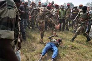 Des soldats lynchent un ex-rebelle présumé, le 5 février, à Bangui. © AFP