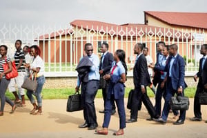 Des étudiants à la sortie de l’université à Abidjan. © Émilie Régnier/JA