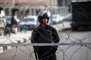 Un policier égyptien dans une rue du Caire, le 1er février 2014. © AFP/Mahmoud Khaled