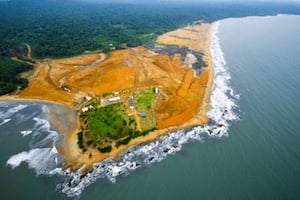 La construction du terminal à conteneur du port de Kribi, au Cameroun, devrait être achevée en 2014. © Renaud VAN DER MEEREN/ Éditons du Jaguar