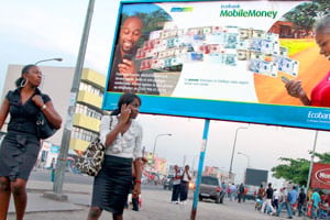 Publicité pour un service de transfert d’argent via la téléphonie mobile en RD Congo. © Baudouin Mouanda/JA