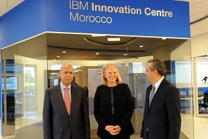 Virginia Rometty (c.), PDG du groupe IBM, et Hassan Bahej (d.), patron d’IBM au Maroc. © IBM