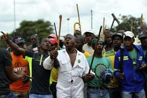 Des employés d’une mine de platine manifestent à Marikana, en Afrique du Sud, le 30 janvier 2014. © AFP