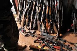Des armes entassées au camp de Mpoko à Bangui, qui ont été prises aux milices anti-balaka. © AFP