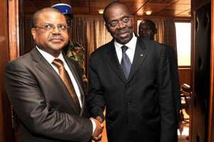 André Nzapayéké (à dr.) avec son prédécesseur, NicolasTiangaye, le 28 janvier. © ISSOUF SANOGO/AFP