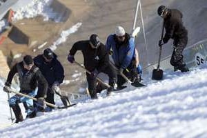 Préparation d’un tremplin de saut à ski, le 3 février. © Dmitry Lovetsky/AP/SIPA