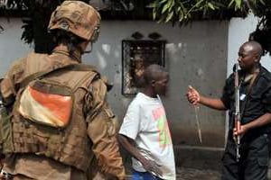 Un soldat français et un gendarme centrafricain, le 9 février 2014 à Bangui. © AFP/Issouf Sanogo