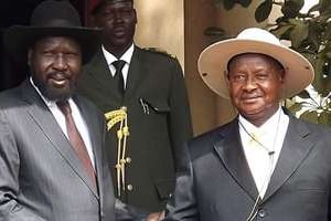 Les présidents sud-soudanais Salva Kiir (g) ougandais Yoweri Museveni (d). © AFP