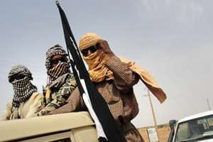 Des combattants du Mujao, près de l’aéroport de Gao, dans le nord du Mali, le 7 août 2012. © AFP