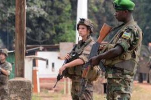 Soldats français (Sangaris) et rwandais (Misca) devant le camp Kasai, le 28 janvier 2014 à Bangui. © Issouf Sanogo/AFP