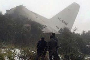 Une partie de la carlingue d’un Hercules C-130 qui s’est écrasé au-dessus du Mont Fortas. © AFP