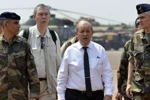 Le ministre de la Défense, Jean-Yves Le Drian (c), le 2 janvier 2014 à Bangui. © AFP