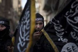 Des jihadistes avec des drapeaux du Front al-Nosra. © AFP