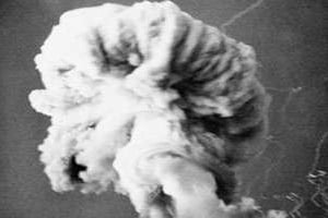 L’explosion d’une bombe nucléaire dans le désert du Sahara le 13 février 1960. © AFP