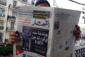 Un Algérois lit le journal En-Nahar, le 13 septembre 2015, avec en une, une photo, pour la toute première fois, du général Toufik. © Farouk Batiche/AFP