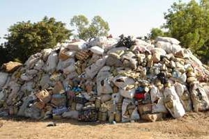 Des kilos de drogues sur le point d’être incendiés à Kano, au Nigeria, le 6 décembre 2013. © AFP