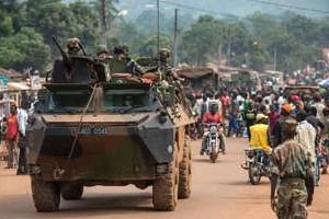 Des soldats français patrouillent à Bangui, dans le quartier Boy Rabe, le 15 février 2014. © AFP