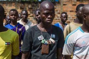 Des anti-balaka avant le début d’un meeting le 13 février 2014 à Boy-Rabe un quartier de Bangui. © AFP