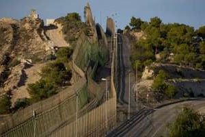 La triple clôture de sécurité séparant Melilla du territoire marocain. © AFP