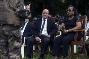 Jean-Yves Le Drian et Catherine Samba-Panza le 12 janvier à Mbaïki. © AFP/Fred Dufour