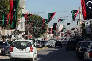 Des drapeaux dans les rues de Tripoli, le 16 février 2014. © AFP