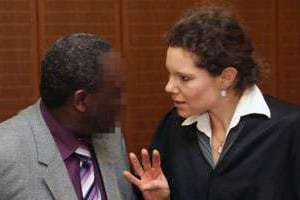 Onesphore Rwabukombe accusé de génocide au Rwanda avec son avocate au tribunal de Francfort. © AFP