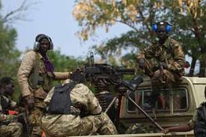 Des soldats sud-soudanais en patrouille à Malakal, le 21 janvier 2014. © AFP