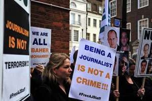 Manifestation de soutien aux journaliste à Londres devant l’ambassade égyptienne. © AFP