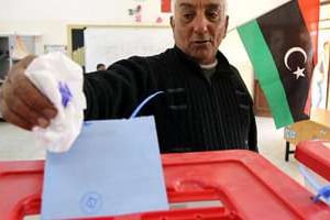 Un homme vote à Benghazi pour élire une Assemblée constituante en Libye le 20 février 2014. © AFP