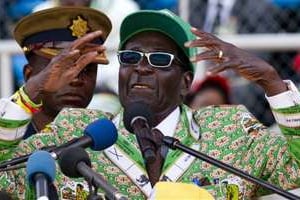 Robert Mugabe lors d’un rassemblement le 28 juillet 2013. © AFP