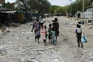 Des femmes et des enfants dans une rue déserte de Malakal, le 21 janvier 2014. © AFP