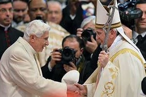 Le pape François et Benoît XVI au Vatican, le 22 février 2014. © AFP