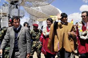 Eva Morales (2e à dr.) président bolivien, inaugure une station satellitaire au sud de La Paz. © Aizar Raldes/AFP