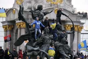 Des manifestants dans le centre de Kiev, en Ukraine. © Reuters