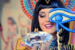 Capture d’écran de Katy Perry dans son clip « Dark Horse » sur Youtube. © Vevo / Jeune Afrique