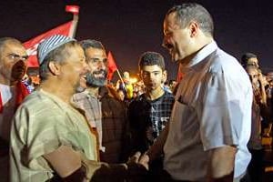 Abdellatif Mekki (à dr.) avec des sympathisants, le 3 août 2013 à Tunis. © Ons Abid