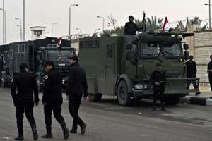 Des policiers le 16 février 2014, au Caire. © AFP