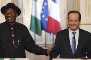 Goodluck Jonathan (à g.) et François Hollande à l’Elysée, le 11 février. © AFP