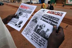 Journaux centrafricains annonçant la visite de François Hollande à Bangui, le 27 février. © AFP/Sia Kambou
