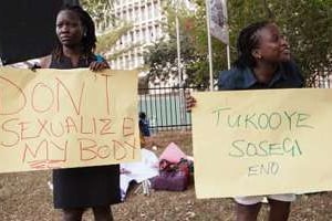 Des femmes protestent à Kampala contre les lois sur la sexualité le 26 février. © AFP