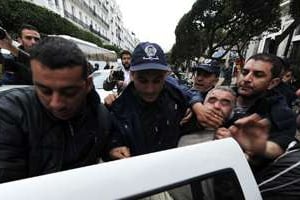 La police algérienne arrête un manifestant, le 1er mars 2014 à Alger. © AFP