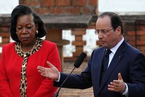 Catherine Samba-Panza et François Hollande le 28 février 2014, à Bangui. © AFP/Sia Kambou